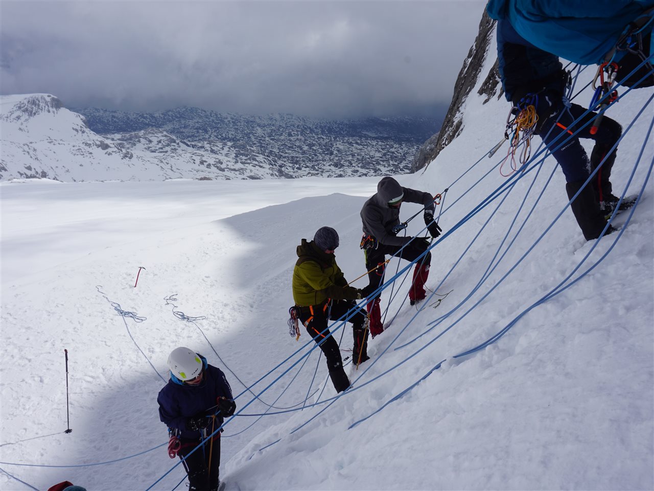 Bild zu A23GGKD10: Gletscher-Grundkurs Dachstein mit Gipfelbesteigung, So-Mi