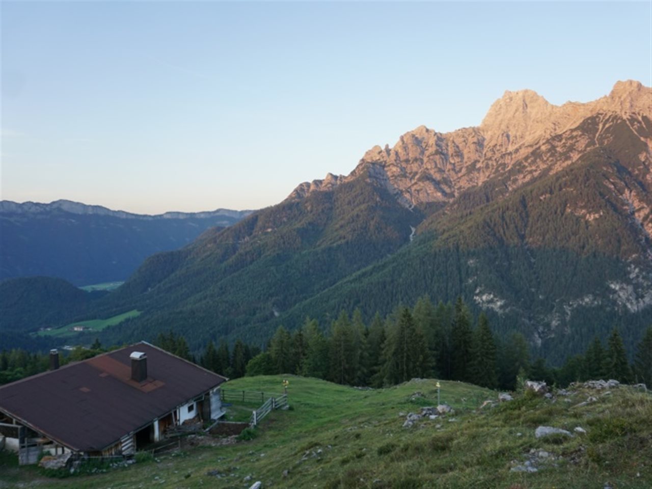 Bild zu 22-0344-01: Mithilfe bei Tiroler Bergbauern